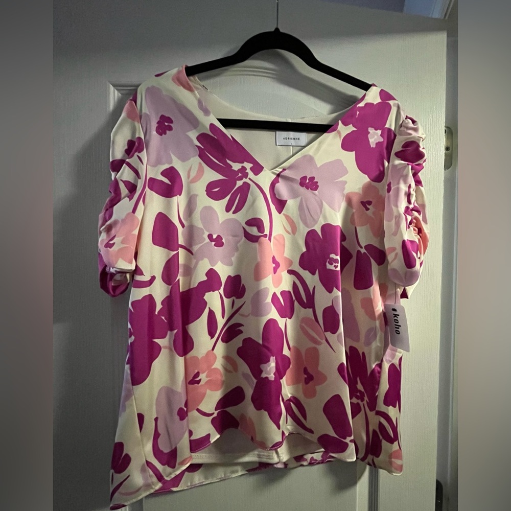 New pink floral boutique top